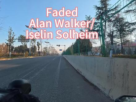 #公路车 #骑行《Faded》是艾兰·沃克2015年底在《Fade》的基础上重新编曲,加入挪威女歌手艾斯琳·索尔海姆(Iselin Solheim)的空灵 vocals,推出了《Faded》。成为其标志性作品。 曲作者:艾兰·沃克(Alan Walker)(1997年8月24日出生)是挪威知名电音制作人、DJ,被誉为“电音天才”。艾兰·沃克擅长用电子合成器营造宏大、梦幻的氛围。演唱者:艾斯琳·索尔海姆(Iselin Solheim)艾斯琳·索尔海姆(1990年6月20日出生)是挪威女歌手、词曲作者,以空灵、神秘的嗓音著称。艾斯琳·索尔海姆的嗓音空灵、通透,带有一种“不食人间烟火”的质感,非常适合演绎电子音乐中的“梦幻感”。《Faded》为很多骑行爱好者所喜爱。节奏约为120-130 BPM(每分钟节拍),正好符合骑行的“舒适节奏”——让骑行更具“韵律感”。研究表明,当音乐节奏与运动节奏同步时,能降低运动自觉强度(即“感觉没那么累”),提高耐力约6-7%。开头的缓慢旋律仿佛在“铺垫”,让骑行者在出发前调整心态;中段的爆发则像“加速”,让骑行者在平坦的道路上感受到“速度与激情”;结尾的平静则像“收尾”,让骑行者在到达目的地后仍能回味无穷。这种情感曲线,与骑行的“出发-前进-到达”流程完美呼应。此曲适合户外骑行听。无论是休闲骑行还是中等强度的训练,《Faded》都能为骑行者带来“动中有静、静中有动”的独特体验,成为骑行路上的“最佳伴侣”,你会发现,原来骑行不仅是“运动”,更是“与音乐对话”的过程。