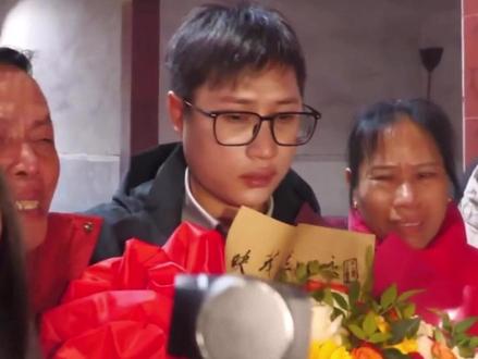 11月29日,江西赣州,被拐30年的梁志辉回家了!为迎接儿子回家,梁三寿和妻子特意染黑了满头白发,一身红色衣服迎接儿子回家,见面后一直挽着儿子,一路泣不成声。梁志辉眼眶通红,听从父亲指示在祠堂祭拜。#被拐30年的梁志辉回家了 #寻亲 #梁三寿 #媒体精选计划 @抖音小助手 @DOU+小助手