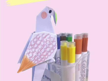 折一只可以站在手上的鹦鹉吧,小朋友能玩一整天。#亲子手工 #亲子时光 #手工diy #折纸#折纸鹦鹉