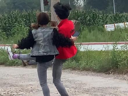 早知道生个三胎好了 @王摇摆 @菜菜(蔡文姬) #变身脚艺人 #路人视角