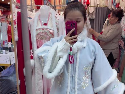 姐妹们!冬天一定要来西安拍一组汉服啊!真的太美啦!#西安汉服妆造 #西安旅游 #西安汉服拍照地 #穿汉服过年 #汉服体验馆 @圆满汉服体验馆