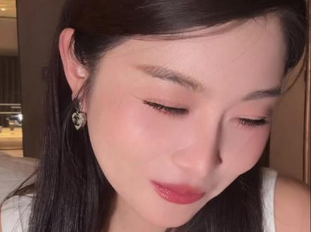 全网都在说海莉没卖货,生气了,所以没上台,听听他俩在电话里怎么说#索图 #海莉 #索图大舞台 #打电话 #亲家
