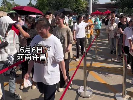 高考开始前,考生进行模拟进场演练,各个步骤有条不紊的进行。#高考加油 #高考演练#许昌