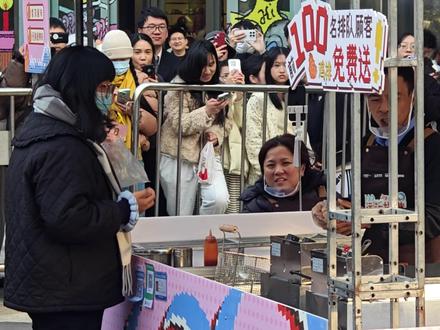 没苦硬吃,实力劝退!鸡排哥杭州巡炸首日排5小时也未必能吃上! #杭州citywalk #鸡排哥 #杭州打卡 #排队 #鸡排哥杭州