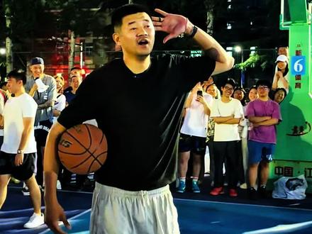 CBA职业:揭秘!当教练 放下哨子 像“网红”打球 全场“炸”了 @2米饭桶 都坐不住了 进校园#北外 #进校园 #翟晓川#2米饭桶 #刘帅良