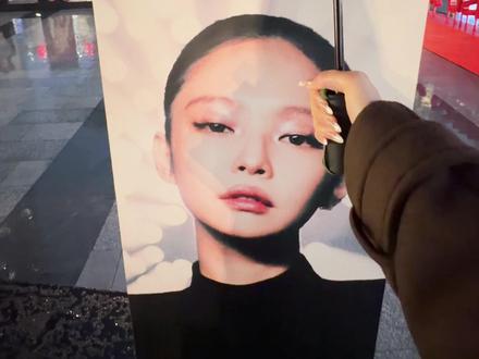 路过名创jennie快闪竟看到这一幕… 这一刻,爱是一把倾斜的伞具像化了
#jennie #jennie快闪 #名创优品jennie #解锁开心新方式