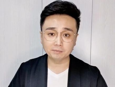 一分钟学会《静夜思》表演。#朗诵 #古诗词 #云上大课堂 @抖音小助手 @DOU+小助手