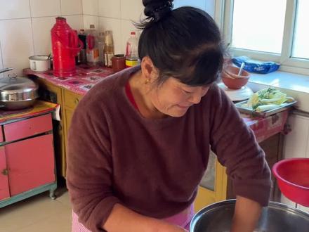 孙子打电话说想吃猪蹄,老妈马上安排,老妈卤的肘子猪蹄一点也不柴非常烂煳#新农人计划2025#我的乡村生活 #农村美食