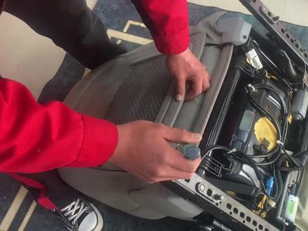 给大家演示一下奥迪座椅后背板拆卸方法