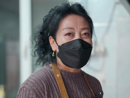 爱舞扇子的老板娘——当东北花扇遇到陕北秧歌。
马小红是乡土仁情私房菜馆的老板,这是她开的第三个饭馆。从事餐饮行业二十多年,她从洗碗工开始干起,后来干到领班,再到主管,再后来自己出来单干。一路走来,很苦也很酷。拍摄的时候,她告诉我,她开的几个饭馆生意都挺好,第一个在府谷,第二个在河曲,第三个在榆林,三个饭馆生意好的时候经常需要排队,回头客也比较多。
我问她生意火爆的秘诀是什么?她说,一是菜品质量要好。她店里所有的食材都是她一手采购,她说了一句让我印象很深刻的话:菜品就是人品。二是对美食的热爱。她说她自己就是一个吃货,很爱吃,也很爱研究怎么吃,一碰到好吃的饭菜她就会想方设法把它移植到自己的店里。三是对饭店里的任何事如数家珍。她饭馆里的任何一个岗位她都可以胜任,而且可以做的很好,可以当大厨,可以做凉菜,可以做面点,也可以当服务员,还能打扫卫生。她告诉我,即便大厨撂挑子,她也不担心,她可以顶上。
说起与扇子结缘,得从她的职业病说起,马小红从事餐饮行业多年,经常厨房里忙来忙去,长年累月积劳成疾,左肩肘活动受限,胳膊抬不起来。后来她在网上看到东北花扇转来转去挺有意思,便抱着“康复训练”的目的开始学花扇,刚开始学的不咋样,手经常被扇子打的黑青,后来慢慢进入状态,越转越好。学会了转花扇,她自己还进行了创新,将自己喜欢的秧歌音乐融合上自己转花扇的动作,自娱自乐的每天跳着,用她自己的话说就是,每天要漾打一会,每天要拍个小视频发布在抖音上。她这无意之举,给她吸引来不少粉丝,想跟着她学花扇,甚至有些顾客吃完饭也要趁着酒兴扭一扭,散散酒。经常舞花扇治好了她的肩肘,给她带来了快乐,也带来了顾客,一举三得。
我问她以后有什么打算?她说她们70后,现在找工作很难,人家都嫌年龄大,不得已只能创业,正是上有老下有小的年纪,没有工作没有收入处境很难,她就希望自己以后可以开个分店,找一些70后的姐妹一起把店做的红红火火,每天都开开心心的,快快乐乐的一起挣钱的感觉应该很好。#记录真实生活 #创业 #榆林 #秧歌扭起来 #老板娘日常