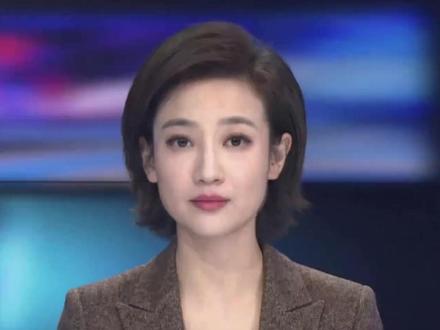 平顶山打人者被采取刑事强制措施 2026年2月19日晚,河南郏县茨芭镇一对夫妻(刘某飞、韩某娜)因电动车碰撞纠纷,当街用拖鞋抽打、砖头猛砸15岁女孩丁某乐,致其眉骨骨裂、半昏迷,并伤及劝阻路人。目前施暴夫妻已被采取刑事强制措施,案件正在进一步办理中。(AI主播:李杨薇;剪辑:张广轩)