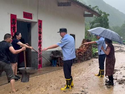 暴雨来袭,村民家中正被洪水倒灌,十堰郧西公安立即开展抢险工作