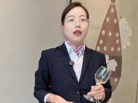 酒时到底站左边还是右边?🤔 别再说“随便站”了!
大多数人都是右利手
你站他右边,他转身碰杯正好撞上你
他尴尬,你也尴尬💦
站他左边
他右手端杯,转身自然流畅
既顺手,又显得你周到得体✨
礼仪不是束缚
是刻在细节里的尊重
下次敬酒,记得——
站在左边,让彼此都舒服🥂
#酒桌礼仪 #敬酒 #社交干货 #职场社交