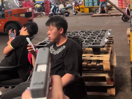 凡杰跟我们玩着玩着人设已经彻底转变了,从开始的腼腆小帅哥到现在的艾莉 凡杰已经彻底放开喜剧人的天性了#00后#金华