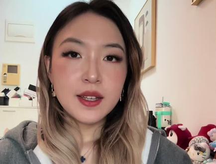 香港裁员后能拿多少补偿?竟然可以随意裁员?和内地的区别是什么?
① 香港裁员:很多时候“不违法”,只要给够通知/代通知金
内地一般要有比较“正当”的理由(比如严重违纪、经营困难等),不然容易被认定为违法解除。
但在香港——就算你签的是永久合同,公司想让你走,很多情况下只要按合同给足**notice period(通知期)**就行。
合同写了1个月通知期:那就按1个月
合同没写:默认也是1个月
如果公司希望你立刻走:就付你代通知金(通常就是1个月工资)
如果公司提前1个月通知你:那一般就不需要再付这1个月的代通知金
(我当时看到这里真的:啊?就这样?)
② 香港补偿:不是N+1,而且有门槛、有上限,还要二选一
内地大家更熟的是N+1,甚至还能谈。
香港没那么“爽”,而且补偿有分法:
✅ 遣散费(Severance Payment)
一般要求你在公司连续工作满2年才有机会拿。
常见算法大概是:
(最后一个月整月工资的 2/3)× 工作年数 + 未休年假折现
香港年假通常是15~21天左右(看公司/年资)。
✅ 长期服务金(Long Service Payment)
一般是工作满5年才可能拿,算法跟遣散费类似:
(最后一个月整月工资的 2/3)× 工作年数
⚠️ 重点来了:这两个只能二选一(不是都给你)。
还有两个“封顶”
月薪封顶:如果你月薪超过 22,500港币,很多情况下也只按 22,500 来算
总额封顶:总补偿超过 39万港币,也只按 39万 来算
说真的,所以每次看到内地外企裁员,动不动赔到一百多万那种,我都会默默流泪:
羡慕到想当场申请被裁🙂 #裁员 #裁员补偿 #香港生活 #香港被裁员 #香港职场