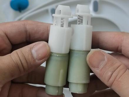 马桶盖快速掉落有响声一般是盖板内部缓降阻尼轴失效,可以更换,先得会拆,学习吧#马桶盖修理#缓降轴#阻尼#坐便盖