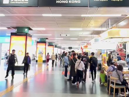 第一次去香港过关全攻略!⁉️ 最快5分钟!✈️ 为什么去香港前没人告诉我这些事!📵📵
Di一次去香港🇭🇰先看这条!整理了一个非常详细的保姆级攻略,让你5分钟快速通关!🔥
(之前大家问了很多问题,全部汇总补充在这条视频上)
常见问题🙋♀️
🪪证件与签注
📱在香港要用到哪些APP?
🌟手机流量怎么买?
💰在哪换汇?汇率多少?换多少合适?
🛃大人|小孩👧怎么过海关?
🛃大人|小孩👦分别怎么坐地铁?
1、准备材料📝
(1)证件与签注:确保港澳通行证有效,并办理个人旅游签注(G签),团队签也可以不用跟团,一个人过关⚠️ 深圳户口可申请一年多次签注。
(2)货币与支付:提前兑换港币,建议在兑换以获得更优惠的汇率。香港大部分商家支持移动支付,但部分小店仍需现金。
(3)必备物品:携带充电宝、英标转换插头、流量卡或开通香港流量套餐,确保通讯和电子设备使用顺畅。
2、交通指南🚊
(1)地铁Zui方便,支付宝刷乘车码,计程车要去固定上客区。
(2)机场快线:Zui快方式直达市区,适合行李不多的游客。
(3)特色交通:体验天星小轮、叮叮车和山顶缆车,感受独特的交通文化。
3、必游景点🛼
维多利亚港、太平山顶、迪士尼乐园
4、美食推jian🍔
港式茶餐厅、港式丝袜奶茶、蛋仔等等
5、🛍️物
海港城、K11、沙田、铜锣湾时代广场
#香港 #香港旅游 #旅游攻略 #香港通关 #第一次去香港