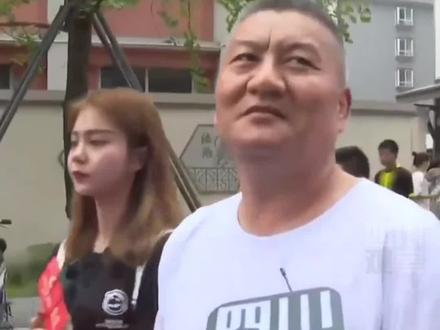 6月7日,成都。54岁“高考钉子户”梁实谈语文考试感受:感觉比去年好一点#四川高考现场
