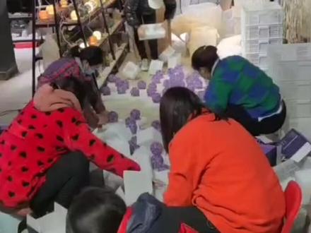 水晶碎石变废为宝后做的水晶小夜灯即将发往海外N个国,村里有30多个村民常年在这工作,一块小水晶,连接中内外,一粒小碎石,照亮富民路。#新农人计划2021 #水晶