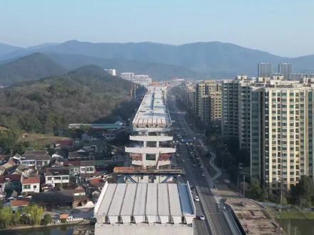 宁慈城际铁路是连接宁波主城与北部副城的骨干线路 线路概况:南起宁波市江北区孔浦站,与宁波轨道交通2号线孔浦站换乘,北止于慈溪市高铁站,与通苏嘉甬高铁换乘。线路全长约63.6公里,设13座车站,平均站间距5.23公里,设慈溪车辆段1座及客运北停车场1座。
- 站点设置:沿线站点包括慈溪高铁站、坎墩站、潮塘站、新城大道站、大学城站、观附站、观海卫站、掌起站、龙山站、九龙湖站、九龙大道站、永茂西路站、华业街站、孔浦站等。
- 设计时速:采用目标速度为160公里/小时的市域A型车,从江北孔浦至慈溪高铁站预计最快可在45分钟以内到达。
- 建设进展:2022年11月,宁慈线新城大道站顺利实现节点开工。截至2024年10月27日,13座车站累计开工建设12座,4座车站主体结构封顶,3座山岭隧道全部贯通,计划于2026年通车。
- 线路意义:将加快形成宁波市域内30分钟、都市圈内部1小时交通圈,开启慈溪与宁波主城“同城通勤”新时代,带动宁波中心城区与北部副城的快速直达联系,为沿线居民和就业人员提供便捷的通勤服务,支撑城市空间向北拓展。