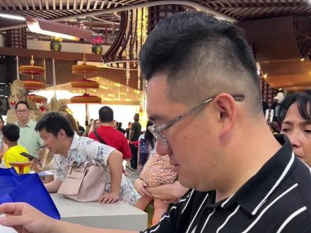 出来旅游当然要带一些特产和纪念品给家人们。逛超市,就是把一件一件的快乐放进购物车里。#巴厘岛 #购物 #纪念品 #消费 #水果 #旅游 #老板
