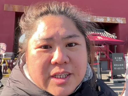 辟谣北京不让租汉服!不信谣,不传谣!视频有点长,视频为证。北京故宫周边到处可见明制汉服!百分之九十以上都是租凭的服装,因为给做专业的妆造。泱泱中华,有大乃荣!和合共生,厚德载物!中国56个民族,“同舟共济扬帆起,乘风破浪万里航”!我3分钟的视频,从故宫午门门口,到护城河,东华门,大街,王府世纪,包括商家内部,都录了视频,大部分都是明制了,他们没看完视频就来喷,没招了,爱信不信,总之很多人来拍的!#明制汉服 #故宫汉服妆造 #北京旅拍#北京约拍#汉服约拍