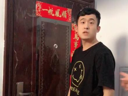 在姐姐家贴福字,结果出了点小意外,尴尬了,等开锁师傅等了半个小时,穿着短袖短裤的我冻惨了
