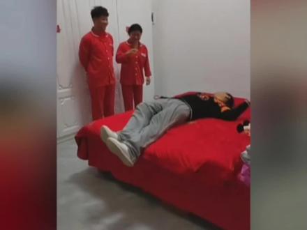 童男子才有资格干这活 😂#看一遍笑一遍 #自古评论区出人才 #网友神评论 #笑死在评论区 #搞笑