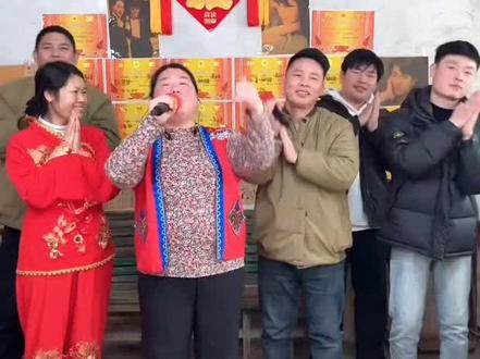 大年三十胖姐一家人在直播间祝福看视频的您全家团圆过新年!过年快乐!