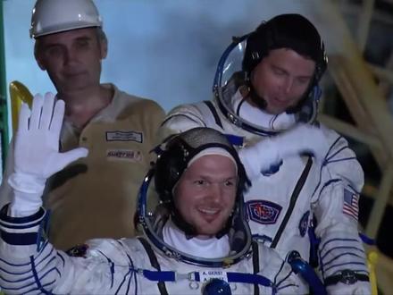 史上最远载人绕月到底是什么! 1969年人类首次登月后,载人深空探索停滞数十年,而NASA阿尔忒弥斯2号任务将打破这一现状——四名宇航员将搭乘史上最强载人火箭,开展为期10天的绕月飞行,抵达距地球超40万公里的太空,创下人类太空旅行的最远纪录。#科普 #探索宇宙 #登月 #马斯克 #抖音精选