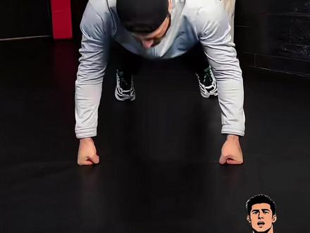 拳击手的9种俯卧撑,顺序藏着大学问! 很多朋友练习力量往往随心所欲,但其实动作安排是需要遵循科学规律的。简单来说,爆发力动作先做,然后是常规力量训练,最后安排耐力性训练。#拳击 #俯卧撑 #健身 #日常训练 #格斗力量 @DOU+小助手