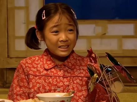 一声撕心裂肺的“娘”,瞬间感动了无数众人,小花和香草在彼此共同的奔赴下,最终成为了一家人,结局催人泪下……#我要上热门🔥 #感动瞬间 #重温经典老剧 #暖春 #催泪