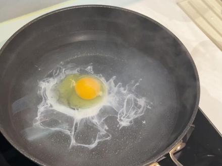 跟着蛋神煮荷包蛋!你们成功了吗? 一定要小火煮,我就是中小火还是有很多浮末!#跟着蛋神煮鸡蛋 #荷包蛋怎么煮 #鸡蛋的神仙吃法