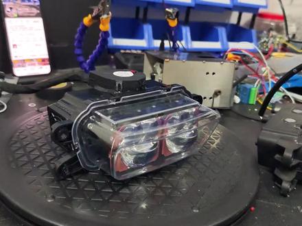 这期是关于极核这个灯的方案,做工分享。
虽然我大多都是用原厂灯改的灯,但是这些第三方模具我也用过很多,也代工过一部分网上所谓的厂家的灯(有可能你们在某宝和某多多上面买的也是我做的)。综合来说像九号之类的灯,如果能用原装灯改肯定是原装灯质量最好,但是工时费和材料费肯定要贵一些。极核虽然原厂灯质量也好,但是从透镜的安装空间、透镜调节高度的空间等等来说都不如第三方模具实用,之所以现在才发布是因为我要选择一个好的厂家的灯壳才进行使用(测试过三套不一样的),好的材料是需要一点耐心来挑选的。
#九号电动 #极核 #极核ae4 #极核ae5 #车灯升级