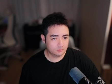 英伟达Q2指引炸裂市场没奖励 市场怎么了 5/20 是美股少见的"数据完美但市场拒绝奖励"日.
北京时间 5/20 晚 9 点半, 塔吉特(TGT) 财报巨幅超预期 —— 每股盈利 $1.71 vs 预期 $1.41 (超 21%); 同店销售 +5.6%, 5 季首次正增长; 客流 +4.4%; 公司主动上调全年指引. 盘前飙 10%. 但收盘反而跌 4%, 收 $122.33 —— 14 个百分点反向反转.
北京时间 5/21 凌晨 4:20, 英伟达(NVDA) 财报全面 super-beat —— 营收 $81.6B (同比 +85%, 超预期 3%); 数据中心 $75.2B (同比 +92%); 非 GAAP 每股盈利 $1.87 (超 +5%); 毛利率 75.0% 守住; Q2 指引 $91B 远超华尔街 $83-85B 共识 (超指引 7-10%); $80B 回购 + 股息 25 倍上调. 但盘后基本平, 5/21 pre-market 还跌 0.5%.
同一天, 10 年期美债利率跳到 4.70% (16 个月新高), 30 年期 5.20% (18 年新高).
业绩面双双完美, 市场却拒绝给上涨奖励. 这是个"数据好不等于估值能扛"的少见交易日.
这期视频拆三件事:
━━ TGT 复盘 ━━
ACT 1 · 实测数据三维拆解 (业务杠杆真启动 vs HD 微超对比)
ACT 2 · 当晚市场反应 (TGT +10% vs LOW -2% 板块分化)
ACT 3 · 跟昨天预热三指标自检表对比
━━ NVDA 复盘 ━━
三个核心数 (营收/数据中心/EPS/毛利率)
Q2 指引 $91B 才是真炸点
$80B 回购 + 股息 25 倍 = 加杠杆姿态
IV crush 现场对答 5/18 那期预言
━━ 总结 · 业绩面 vs 估值面的拉锯 ━━
#美股 #财报复盘 #英伟达 #美股财报 #投资分析