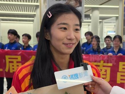 11月21日,江西南昌。全运会撑杆跳高冠军危菱侠返回南昌。“特别感谢我的启蒙教练,不是他当初选中我的话,就没有现在的我。”(记者 孟令悦)