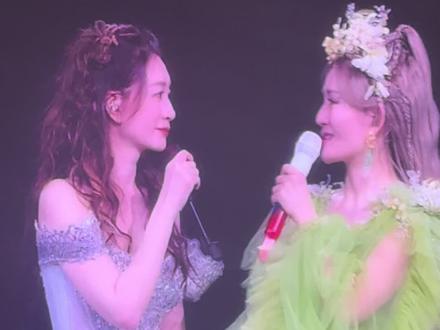 有没有人和我一样,超级喜欢李小冉#演唱会现场直拍 #谢娜