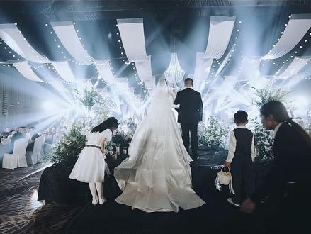 “从新娘入场到共同入场,这是我理解的婚礼氛围,是温暖走心的,也是浪漫严肃的”#婚礼主持 #婚礼现场 #韩系婚礼