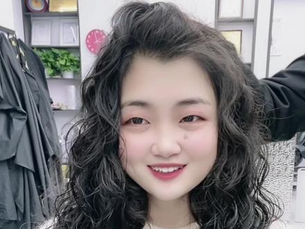 🍀🍀🌸☘✨
不荒废好时光
不辜负小风景
微笑会告诉你
每天都会是甜的#渔沟哪里剪发好 #渔沟哪里烫发好 #法式烫 #灵璧哪里剪发好