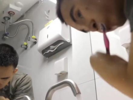 “排雷英雄”杜富国顺利康复出院#英雄归来 #杜富国排雷英雄