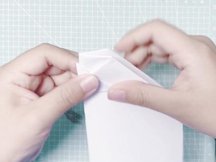 幼儿园小朋友都能学会的空中之王纸飞机教程来了!
你能看到它最后飞到哪儿去了吗?
简单好折,飞得又远又稳,快带娃一起折 ✈️#纸飞机教程 #亲子手工 #动手能力 #小学生手工 #空中之王纸飞机