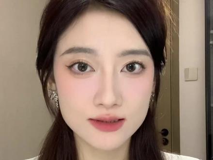 方脸!拯救不上镜!4招养成上镜脸
#方脸#拍照技巧#眼神管理 #方圆脸妆容 #上镜技巧