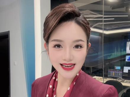 #荆州十二时辰 这个元旦,荆州真的杀疯了!😍 去年国庆火出圈,这次直接封神!全城变身“沉浸式剧本杀”,从白天嗨到深夜!#荆州古城 #关羽 #桃园三结义
👉 你敢信吗?
· 2026架无人机点亮古城,夜空全是楚风浪漫!
· 金甲“关羽”就在你面前策马巡城,瞬间穿越!
· 实景短剧街头飙戏,游客直接化身“三国主角”!
· 水下跳楚舞、城墙音乐会…传统和新潮居然能这么混搭!
🙌 更让人感动的是——
人山人海,却秩序井然!交警在寒风里护航,志愿者忙前忙后…这座城,真的在用全力欢迎每个人!
🗣️ 还记得有人曾说荆州“遗憾”吗?
现在它用实力正名:“我的高光时辰,才刚刚开始!”
🔥 如果你爱历史、爱烟火气、爱这种全城狂欢的感动——
荆州,等你来打卡!📢
你最想体验“荆州十二时辰”里哪个瞬间?
评论区安利起来!👇