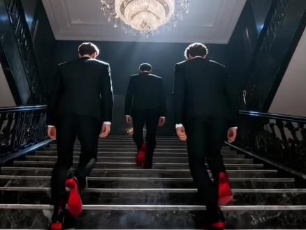 给我擦皮鞋!走出不一样红底鞋的步伐,步步高升,全程高能!#转场 #西装 #红底鞋转场 #红底鞋 #上热搜