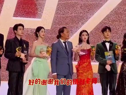 2025 腾讯视频星光大赏VIP之星:陈都灵、丁禹兮、龚俊、李昀锁、刘宇宁、孟子义、宋祖儿、檀健次
哈哈哈,上台之前互相谦让,檀健次李昀说一起扶孟
子义上台,台上又互相让C位#腾腾讯视频星光大赏2025V1P之星