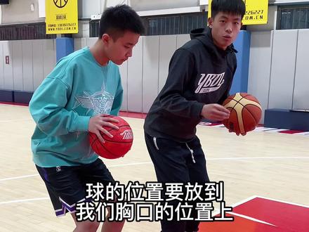 三步教会7-9岁孩子如何进行投篮,轻轻松松在家就可以练习。#青少年篮球 #日常训练 #家庭教育 #篮球 #父母课堂