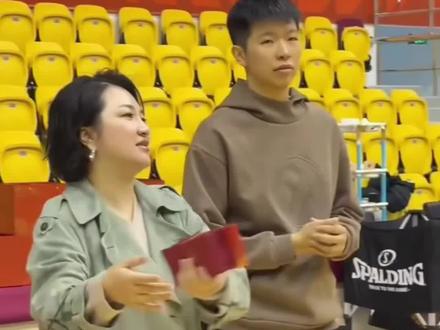 #黄思静 #杨力维 春晚节目单加一,可可爱爱的思维,团结和谐的团队,美丽大方的老板娘,这个职场环境属实羡慕了😍cr.🍠我是恺桐