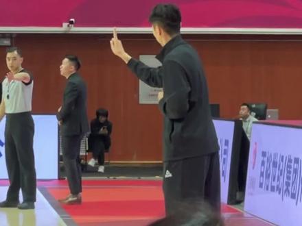 依旧大哥范!#黄思静担任球员兼教练 #黄思静硬核执教广东女篮