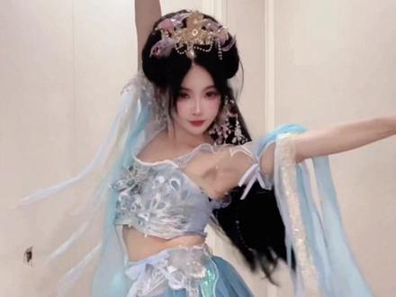 傣妹来了~这旋律有点毒#五毒傣族舞 #古城