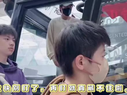 别盯了!再盯藏不住啦,楚钦:不盯不行,一不留神莎莎就迷路翻护照#5114莎头#孙颖莎王楚钦